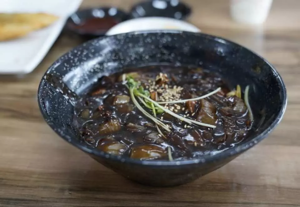 Savor delicious Korean jjajangmyeon