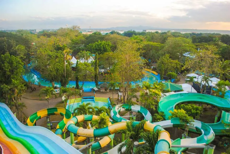 Rio Montañosa: Embark on a twisting, turning journey down the Rio Montanosa tube slide. With each curve and bend, you'll be propelled into a world of excitement, laughter, and pure aquatic bliss.