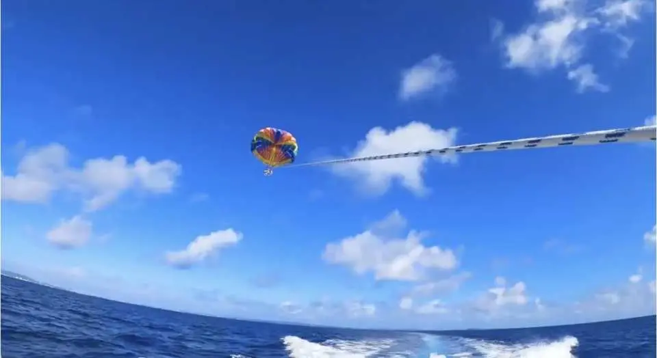 <Start of flight> Arrive at the flight point, put on a parachute and take off into the sky!
Enjoy the beautiful ocean of Okinawa and the scenery of Chinen and Kudaka Island in Nanjo City from the sky.
Ride time: Approximately 30 to 90 minutes (depending on the number of passengers)