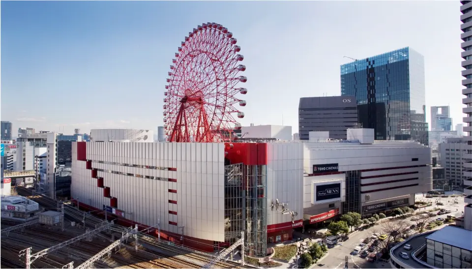 A comprehensive shopping mall symbolized by a large red Ferris wheel with a diameter of 75 meters and a huge whale in the atrium.