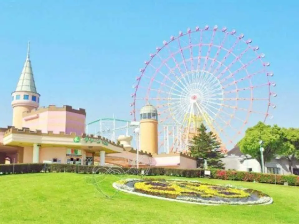 格陵蘭 九州最大的遊樂園之一，位於與福岡縣交界的荒尾市。綠地遊樂園擁有80多種遊樂設施，包括高105m的摩天輪、日本最長的雲霄飛車「恐龍雲霄飛車」、九州第一座懸浮雲霄飛車「鯨魚噴射機」等。