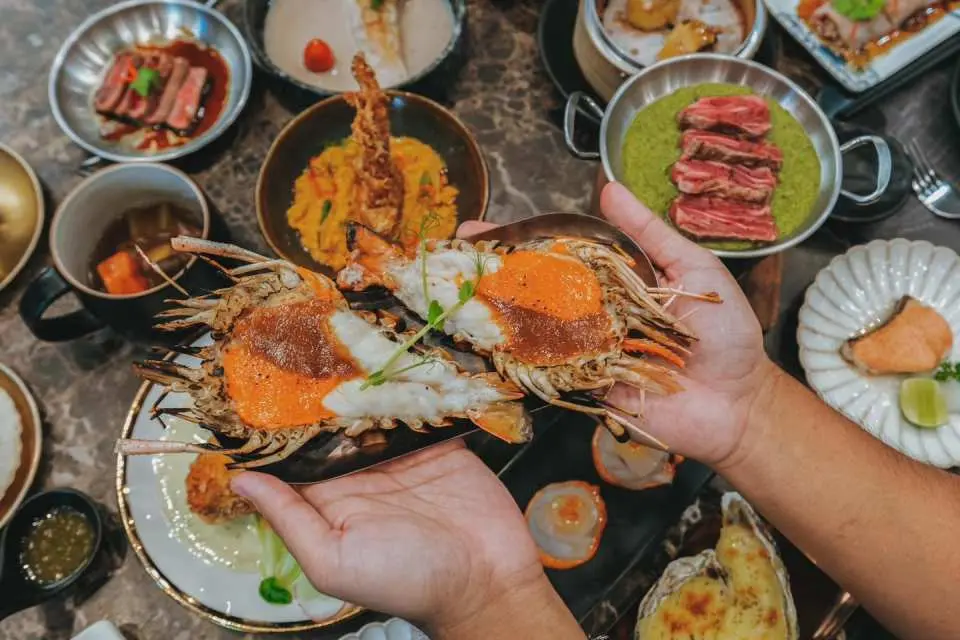 เพลิดเพลินไปกับกุ้งแม่น้ำจัมโบ้ชั้นดีที่ย่างจนเหลืองทองสมบูรณ์แบบเพื่อประสบการณ์อาหารทะเลที่แสนอร่อยอย่างแท้จริง
