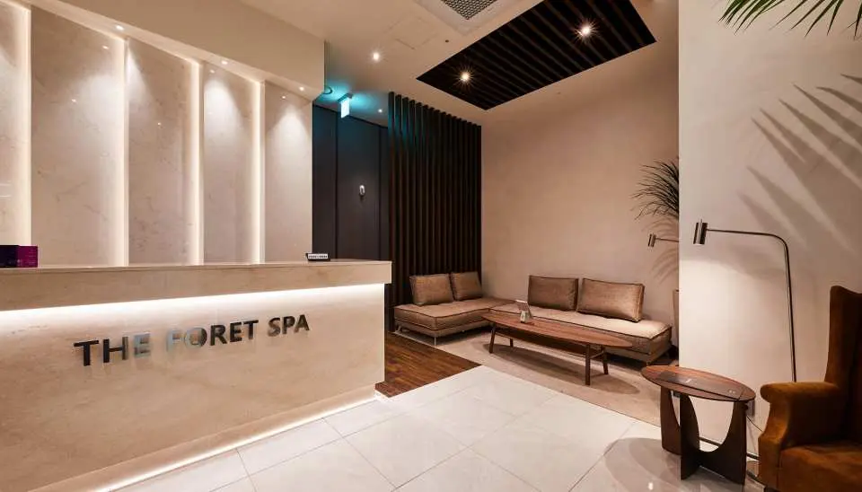 The spacious reception lobby of THE FORET SPA Seongsu in Seoul, combining the brand logo, modern design, and a comfortable waiting area, welcoming every guest seeking relaxation.