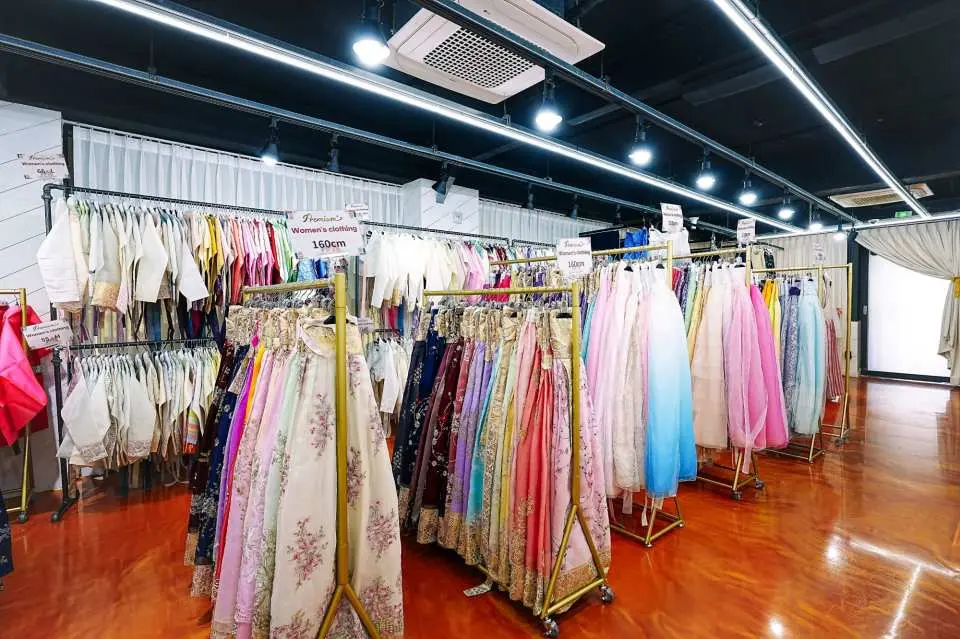 南怡島の韓服店は広々として明るく、様々な大人用と子供用の韓服がカラフルに吊るされ、豊富な種類から観光客が自由に選べるようになっています。