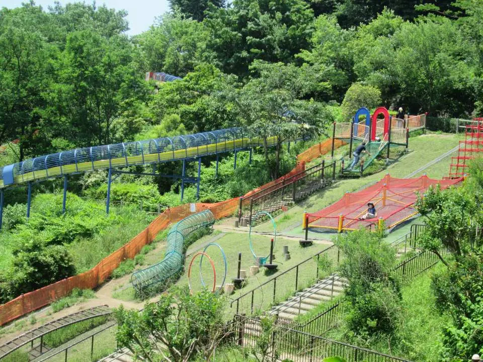 横浜市立金沢動物園の人気スポット「こども広場」。多様なローラー滑り台や遊具を備え、家族向けアクティビティに最適です。