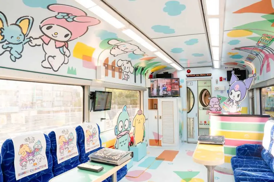 環島之星萌旅号観光列車のサンリオテーマエンターテイメント車両。カラフルで多様なキャラクターの装飾、快適な座席とインタラクティブな空間を提供し、外国人ファミリー旅行者に最適です。
