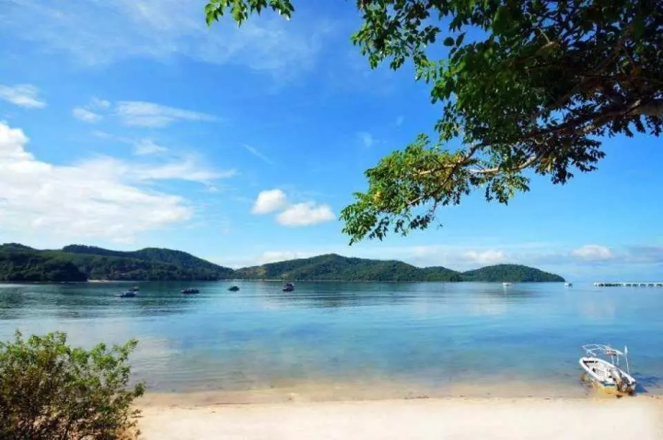 シュノーケリングやダイビングに行く前に、海岸で詳しい安全説明を受けましょう