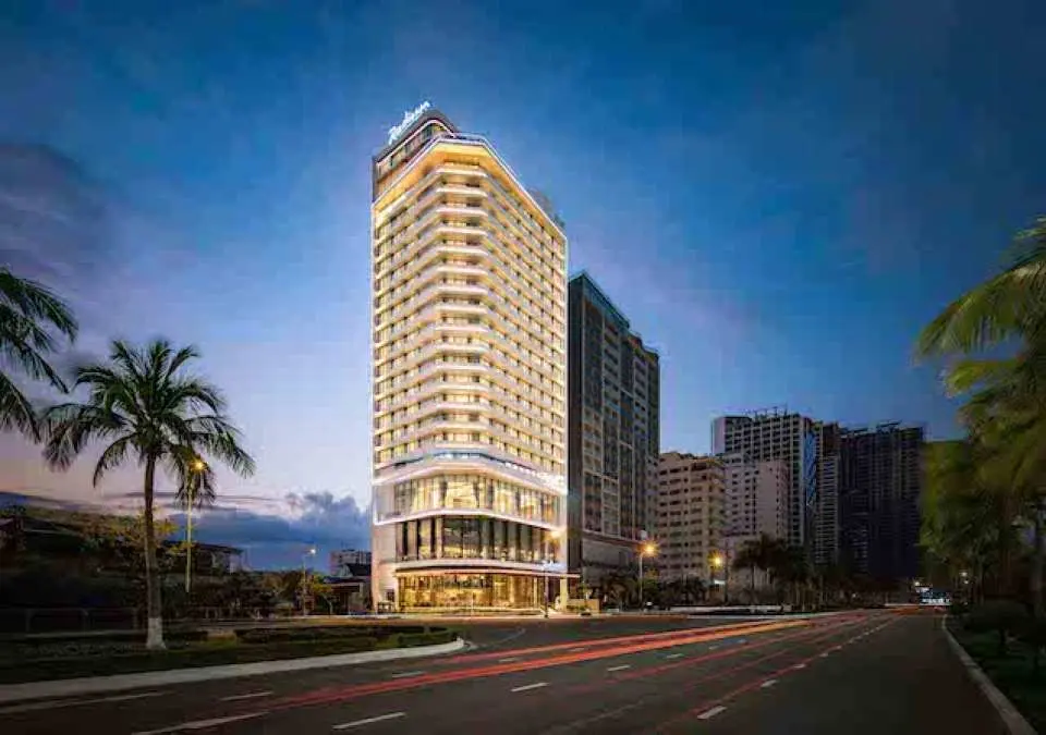 Radisson Hotel Danang酒店距離美溪海灘（My Khe Beach）僅有幾步之遙，位置便利，距離峴港國際機場（DAD）、龍橋和山茶半島（Son Tra Peninsula）僅幾分鐘路程。我們的客房享有海洋、城市和周圍山脈的壯麗全景。使用免費 Wi-Fi 和充電設備與朋友或會議保持聯繫。