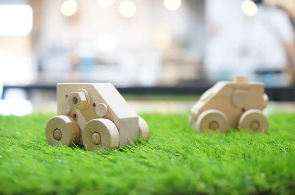 台中木匠兄妹木工房，展示兩輛精緻的實木DIY玩具車，體驗親手製作木作的樂趣。