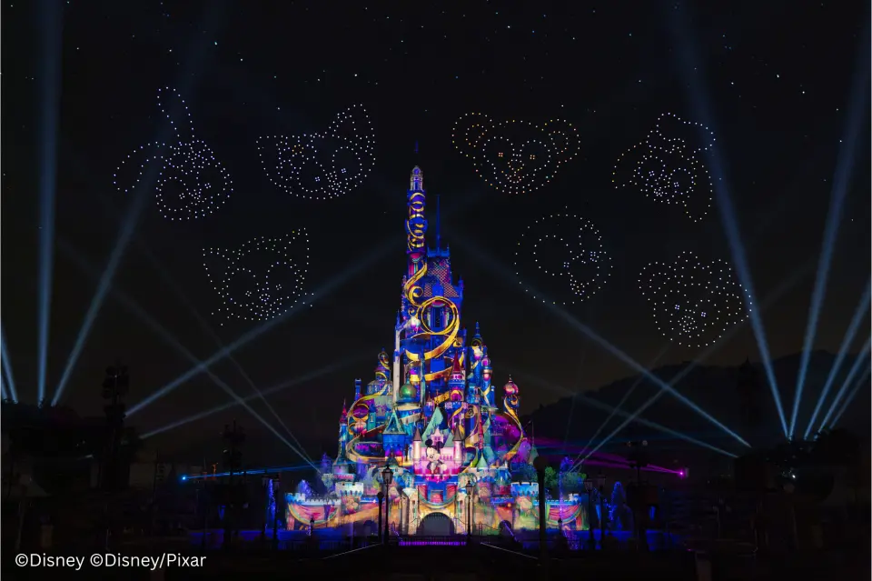 入夜後，一同欣賞「迪士尼星夢光影之旅：星空派對」的投影、無人機與煙火點亮夜空，更可見到Duffy與好友大大的笑臉！