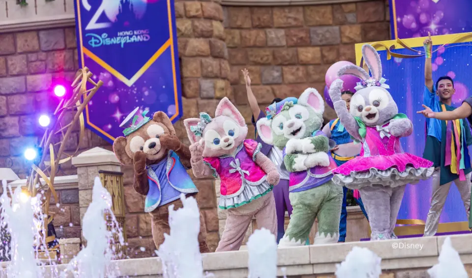 七位好友更會於「迪士尼好友Live：城堡派對」限時大合體，一同登上城堡舞台，與大家跳跳唱唱！並於達菲與好友遊玩屋等你一起玩！