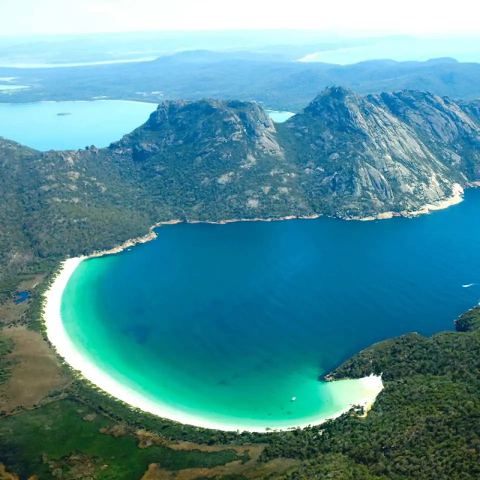 ワイングラスベイへ向かいます。途中、美しい海岸沿いの町スウォンジーに立ち寄ります（安全運転のため、ツアーガイドは登山者には同行しません）