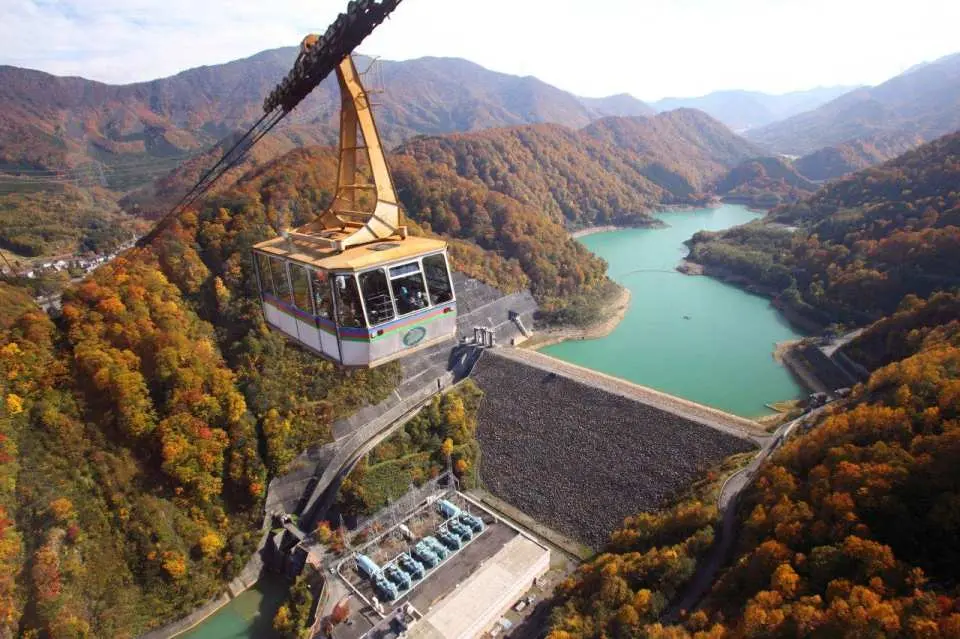 田代ロープウェー：山頂駅からはエメラルドグリーンの田代湖や苗場山など雄大な山々を見渡しながら、表情豊かで広大な紅葉の世界を堪能することができます。 中間部通過時の瞬間地上高が、なんと230m！全長2,175mの空中散歩！紅葉の見頃：例年10月中旬～11月上旬