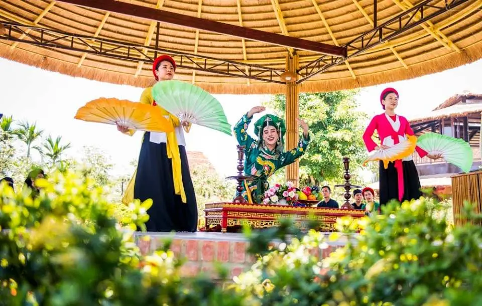 富國島文化體驗中，表演者身穿鮮豔傳統服飾，手持扇子在戶外舞台上優雅起舞，展現越南獨特的民族藝術。