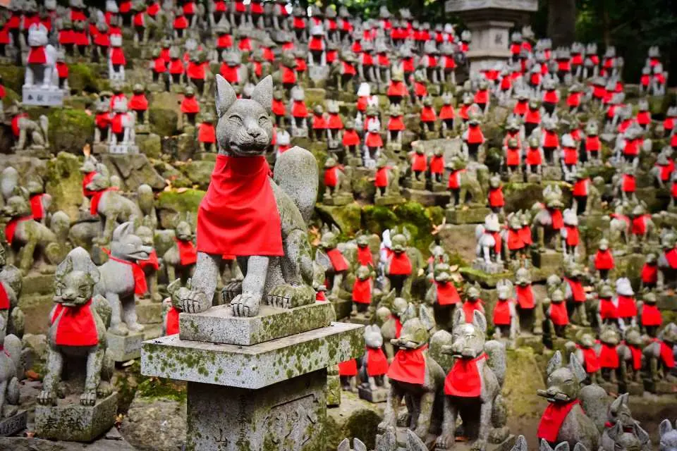 豐川稻荷神社 - 豐川稻荷是日本三大稻荷之一，在祈求商業興隆上相當靈驗。正式名字叫「妙嚴寺」，自約580年前的室町時代（1441年）建成以來，即受到本地出身的織田信長、豐臣秀吉、德川家康等武將的信奉，現在每年前來參拜的也約有五百萬人。在本殿參拜完之後，可以去擺放著狐狸石像的靈狐塚看看。本來這裡是祭祀獻納狐像的地方，現在密密排列著信徒奉納的1000多個大大小小的狐狸石像，非常壯觀且特殊。
