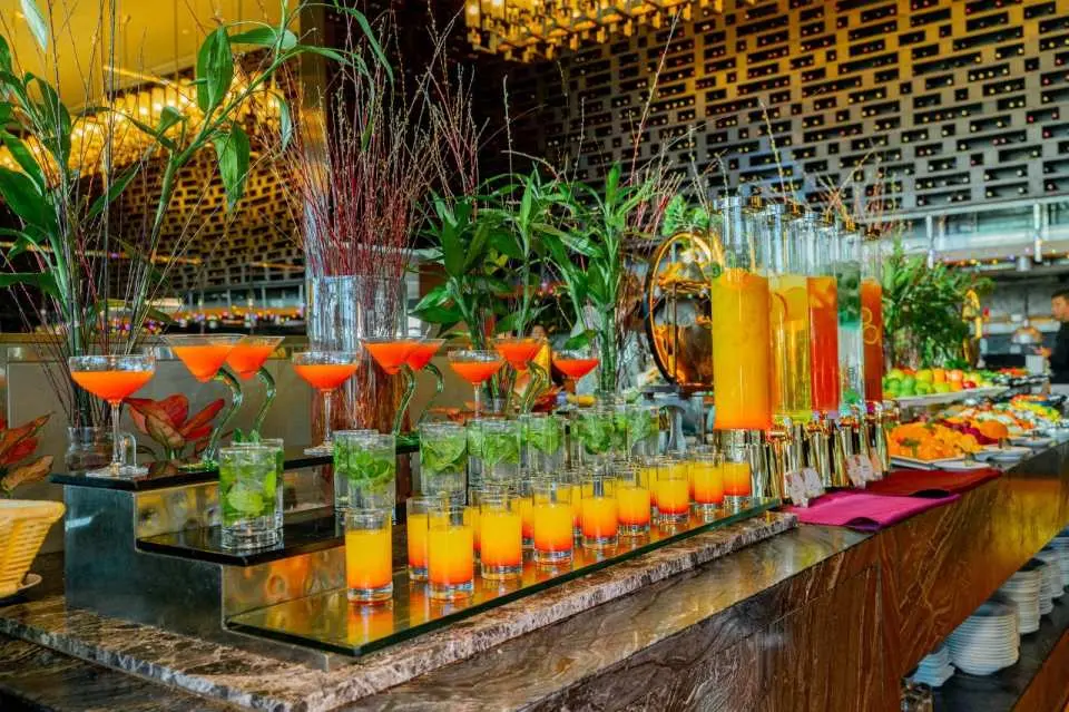 20+種酒水飲料，讓你盡情暢飲，軟飲果汁、現調蔬果汁、葡萄酒、雞尾酒、啤酒等都任君挑選直接讓你喝個過癮，還有氣泡酒、紅\白葡萄酒、雞尾酒，品美酒搭配美食，微醺的滋味意猶未盡