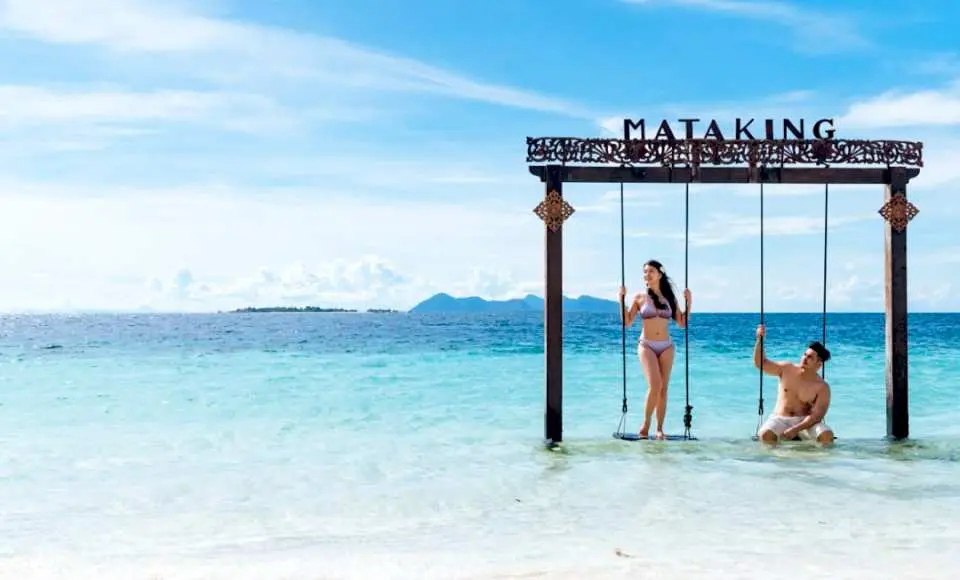 Afternoon: White Sand Beaches: Enjoy the beautiful white sand beaches, perfect for relaxing and sunbathing.
