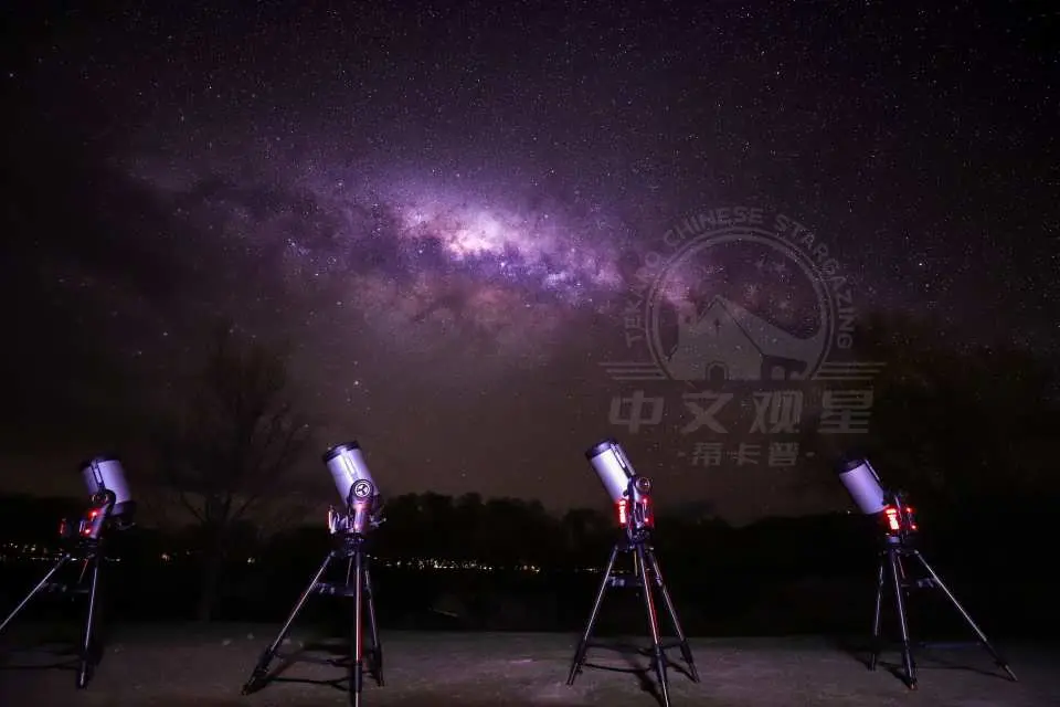 紐西蘭蒂卡波國際暗夜保護區，數架專業天文望遠鏡整齊排列，銀河璀璨橫跨夜空，提供中文導覽觀星體驗。