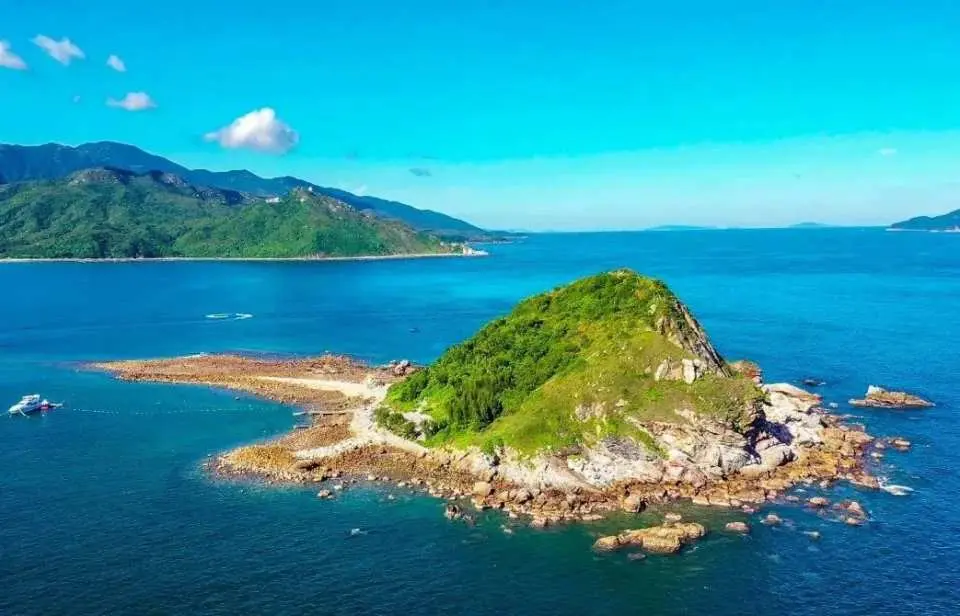 西沖情人島是深圳東方的一塊陸地，龍崗區南澳西沖沙灘的一個小島，島上風光旖旎，可謂之人間之天堂，有深圳世外桃源的美稱，有著深圳一塊淨土的美譽。