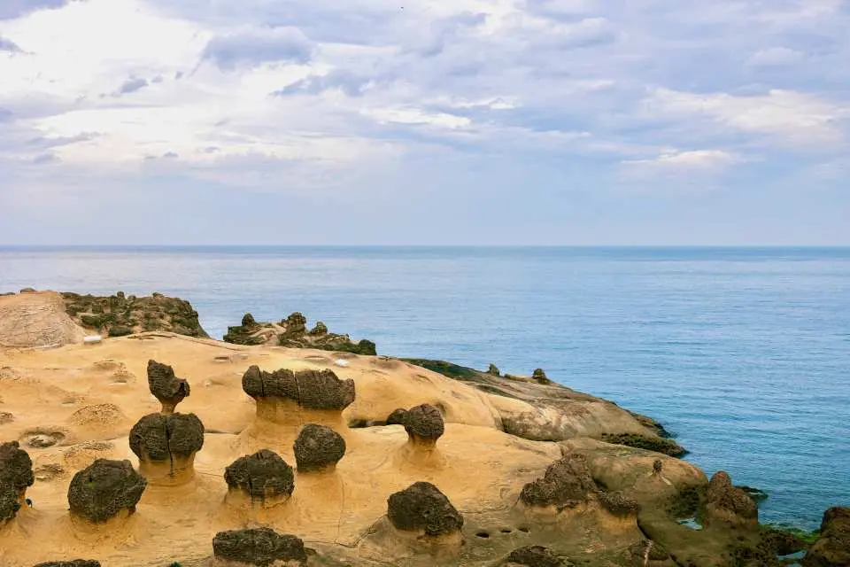 A：野柳海洋公园 → 十分瀑布 → 十分天灯 → 九份老街