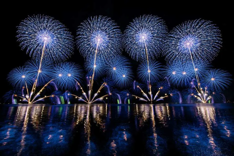 湖上空燃放的煙火將夜空和湖面染得絢麗多彩。