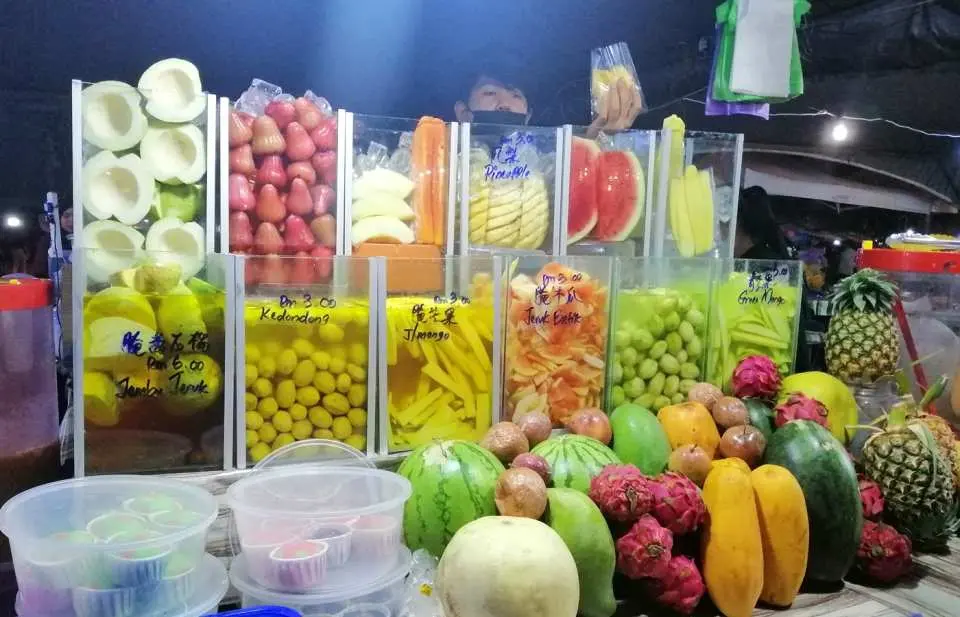 Food hunting at Tanjung Aru Beach Night Market.