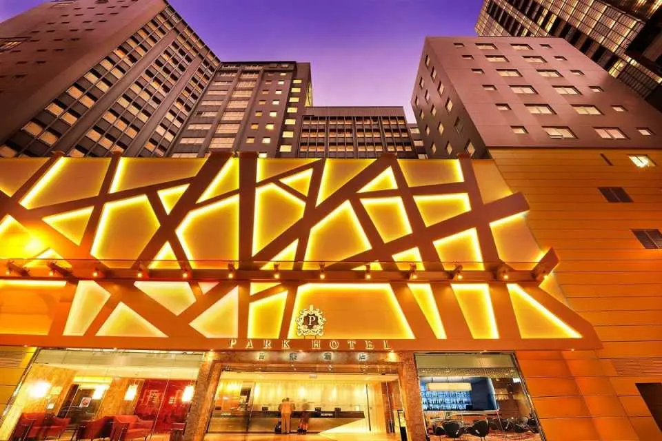 ・百樂酒店｜香港百樂酒店於2020年進行全面翻新，設有334間寬敞的客房和套房，融揉本地文化與現代美學。 客房配備了最先進舒適的設施，配上迷人的繁華夜景，是休閒小憩或商務差旅的最佳選擇。