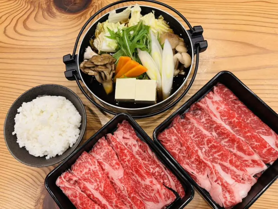 行程包含享用日本最高级三大和牛代表之一-黑毛和牛「神户牛」涮涮锅