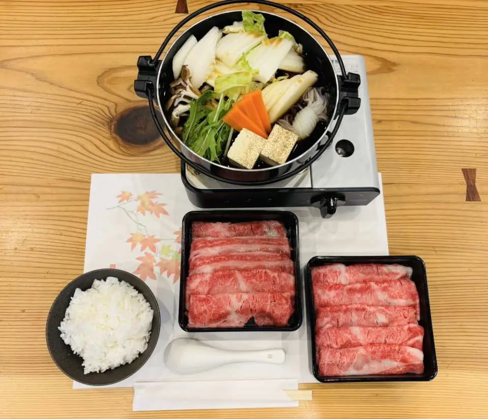 神户牛寿喜烧锅：选用高品质神户牛，搭配甜咸适中的寿喜烧酱汁，和蔬菜一起慢慢煮，并加入豆腐与蒟蒻，口感层次丰富。肉质软嫩、香气浓郁，是经典的日式锅物。