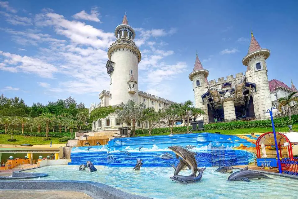 來訪繽紛的海洋公園！宛如夢遊仙境的場景、精彩表演與遊戲，吸引著大小朋友，喚起心中的童趣夢幻之心！