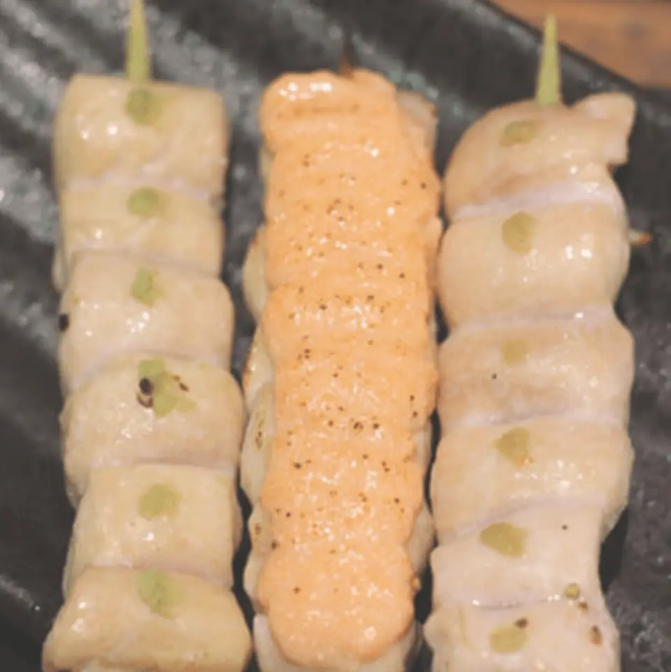 【推薦菜單：雞菲力串】  每一串肉串都經過精心調味，搭配著特製醬料，讓您感受到雞肉的嫩滑口感，並品味其中獨特的風味。