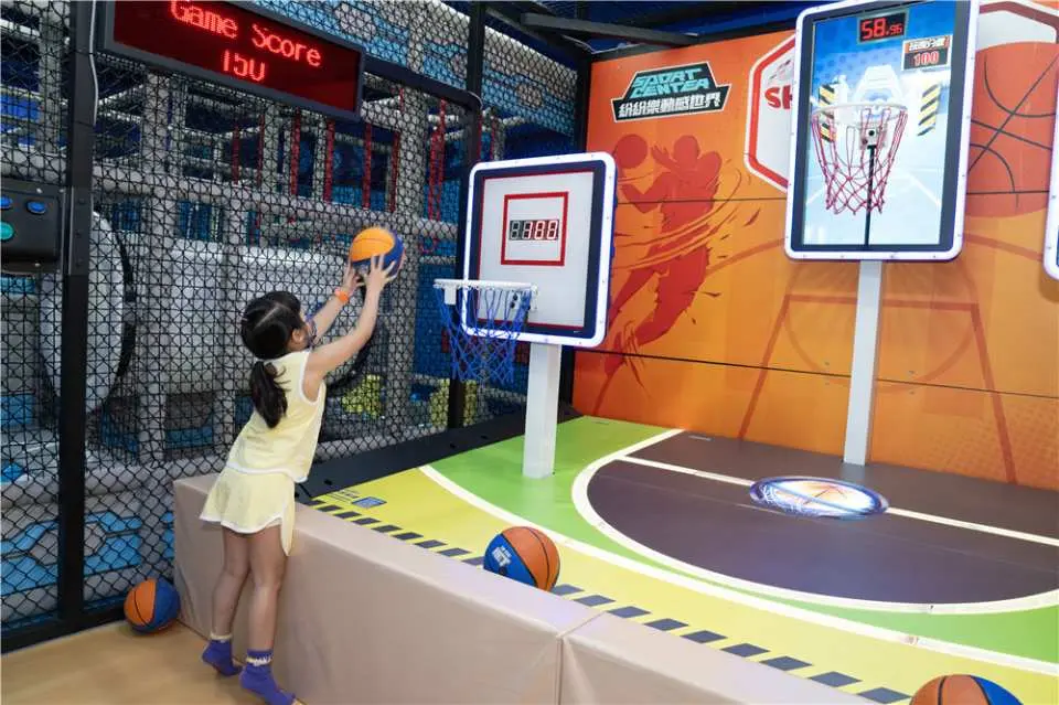 澳門紛紛樂動感世界兒童運動館，小女孩正在電子籃球機前投籃，體驗結合科技的互動式室內電子競技。