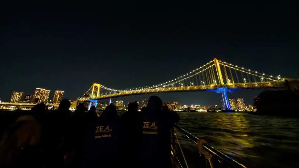 享受營造出與白天完全不同的浪漫世界的風景。