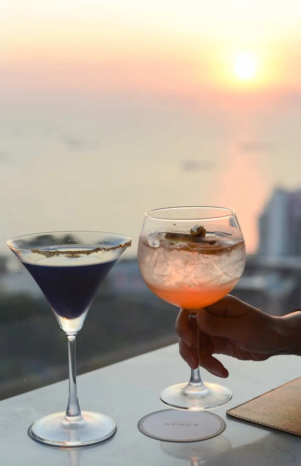 一邊品嚐清爽的無酒精雞尾酒，一邊欣賞芭達雅天際線的全景