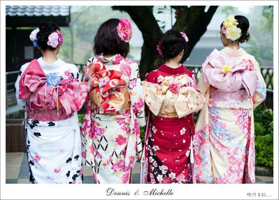 板橋優花梨和服浴衣租借，四位女子背影，展現色彩繽紛的和服與精緻的腰帶結，戶外留影。