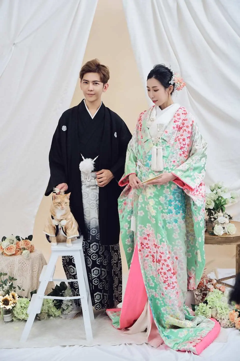板橋優花梨和服租借，新婚夫婦穿著傳統日式禮服，與可愛寵物一同合影，留下珍貴的婚禮回憶。