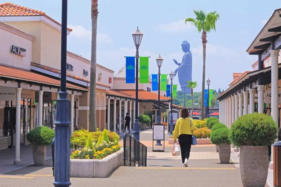 ◎AMI PREMIUM OUTLETS－以美國西海岸豐富綠意為藍圖而建的AMI PREMIUM OUTLETS，聚集了約150家海內外知名國際品牌，在寬廣的用地內，著名品牌店鱗次櫛比，是可以享受遠離人潮擁擠的東京的購物好選擇。