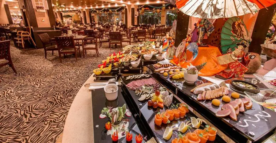 白虎自助餐廳：這裏有1000個用餐席位，是廣州大型特色動物主題自助餐廳。全落地玻璃的設計，讓您擁有開闊的視野——窗外即是動物島，威風的白虎、熱情的火烈鳥，陪伴在您的左右。
