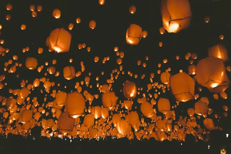 ในที่สุดก็เพลิดเพลินไปกับค่ำคืนฤดูร้อนด้วยการปล่อยโคมไฟ อย่าลืมถ่ายรูปไว้เป็นความทรงจำถึงค่ำคืนอันแสนวิเศษนี้!