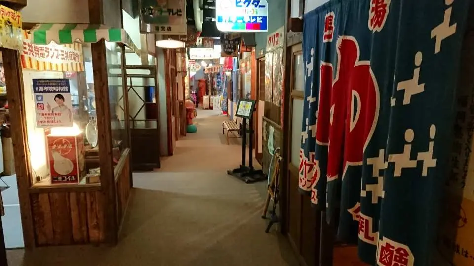 The facility is dotted with items symbolizing the era, and the streetscape has been recreated using actual materials from the Showa era, with the sounds and smells all authentic to create the atmosphere.