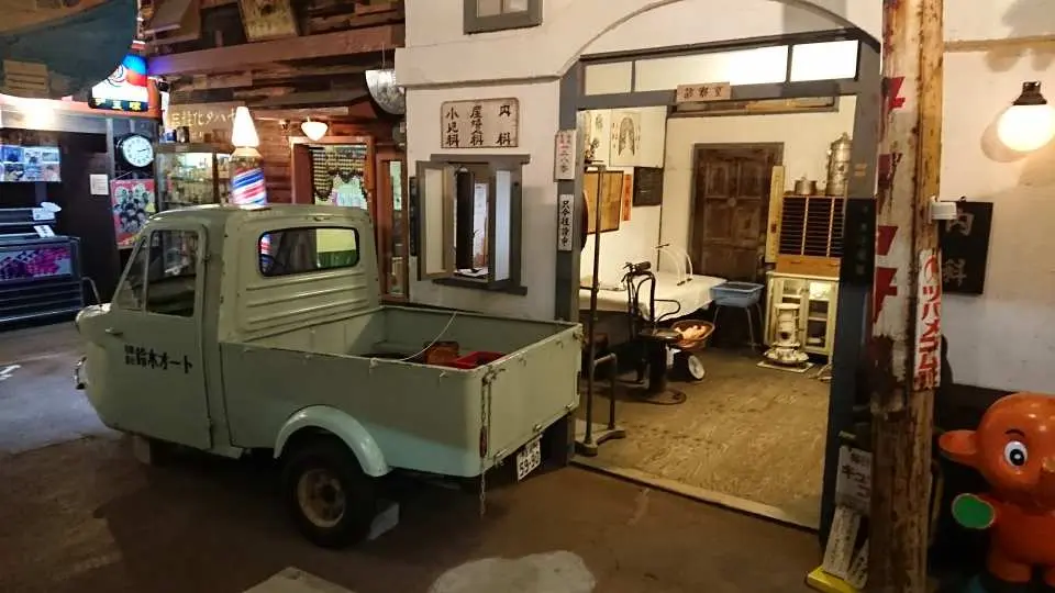 Discover the facility filled with items from the era, and explore streets recreated with authentic Showa materials