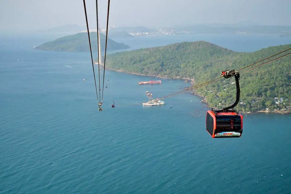 搭乘富國島香島纜車橫跨蔚藍大海，遠方翠綠島嶼與蜿蜒海岸線清晰可見，旅客可飽覽南島海洋風光與壯麗景色。