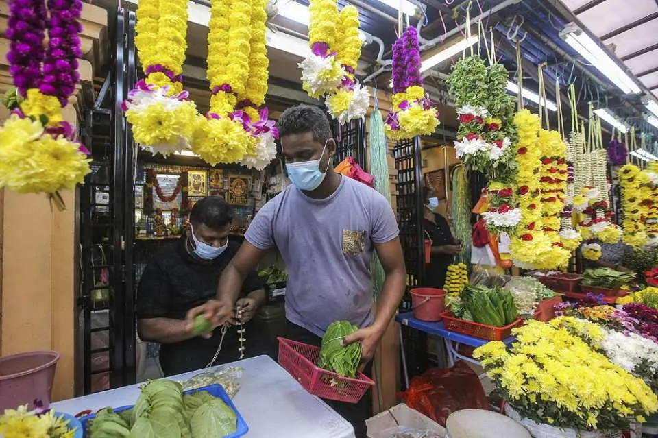 Khám phá những con phố sôi động và mua sắm trang phục truyền thống của Ấn Độ