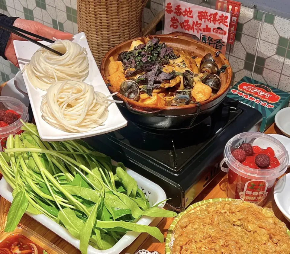 螺蛳煲里面居然有好多料！鸭脚！鸡脚！鸭掌！炸土豆！大颗螺肉！酸笋！配上酸笋真的上瘾！