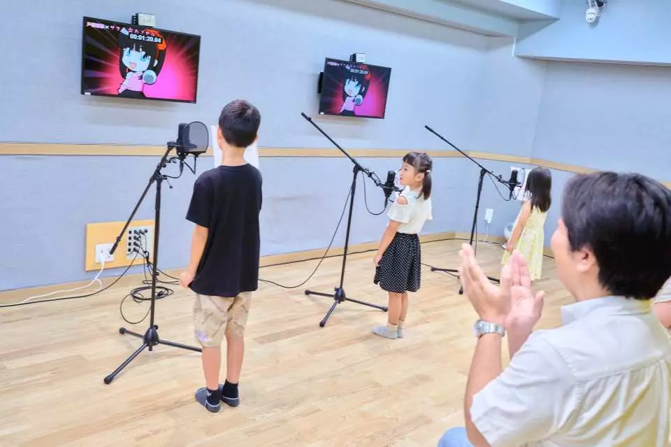 Sau khi luyện tập vài lần, tôi sẽ thử ghi lại.
Có vẻ như mọi người đều đã trở thành diễn viên lồng tiếng thực thụ rồi...! !