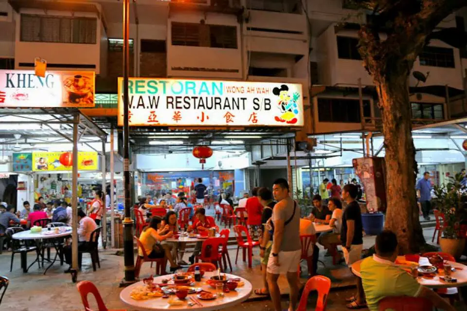 Thưởng thức các món ăn được ưa chuộng như Cánh gà Wong Ah Wah, nasi goreng (cơm chiên), laksa (súp mì cay) và satay (thịt xiên nướng) tại Jalan Alor.
