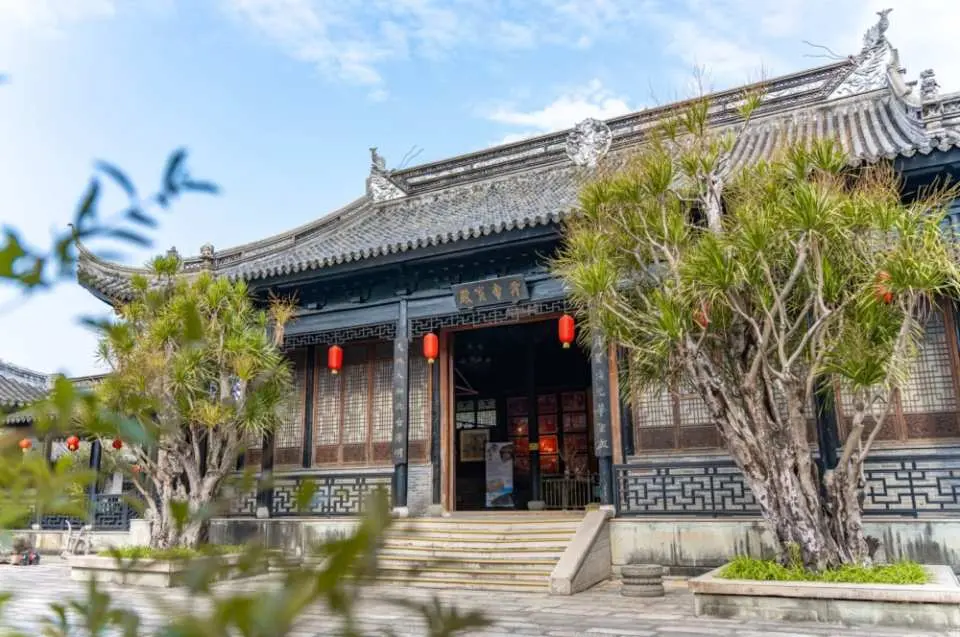 中山詹園建築取材多為民間古舊材料，大量運用中國傳統磚雕、木雕、石雕，一磚一瓦、一門一窗都凝聚著歷史的痕跡，闡釋著園林藝術與人文景觀融合的高尚審美理念。