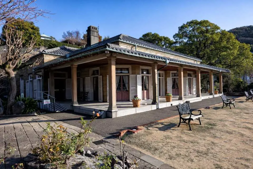 グラバー園にある160年以上の歴史を持つ伝統建築。長い回廊が特徴的な優雅なデザインは、冬でも独特の静謐な美しさを放ち、歴史散策に最適な場所。