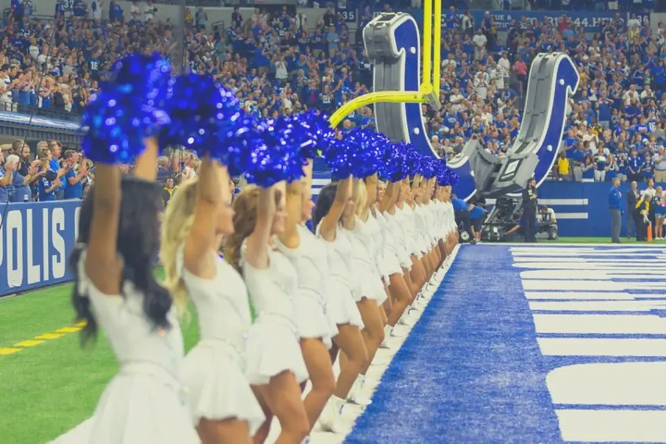沉浸在现场 NFL 橄榄球比赛之中