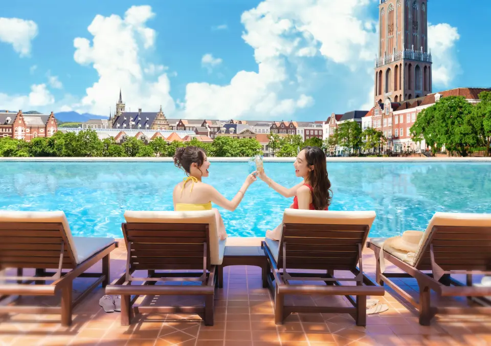 歐式建築街景就在眼前，在豪斯登堡的景觀泳池與好友乾杯，這個夏天的度假感拉滿！